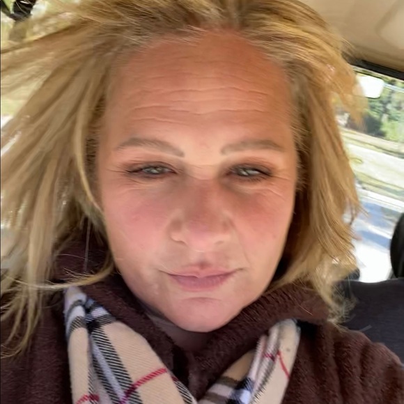 Meet your Posher, Andrea - Picture 2 of 9